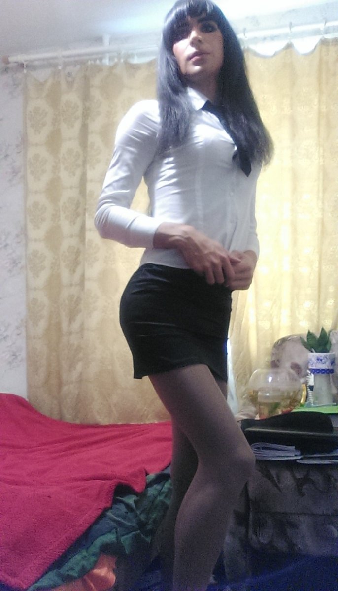 Парни в женских колготках. Парни в женском мск. Парни в женском мск. Парни в женском образе. Мужские колготки и юбки.